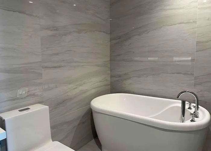 Huge 101-sqm 2br In Bgc Up To 12 Guests Apartamento